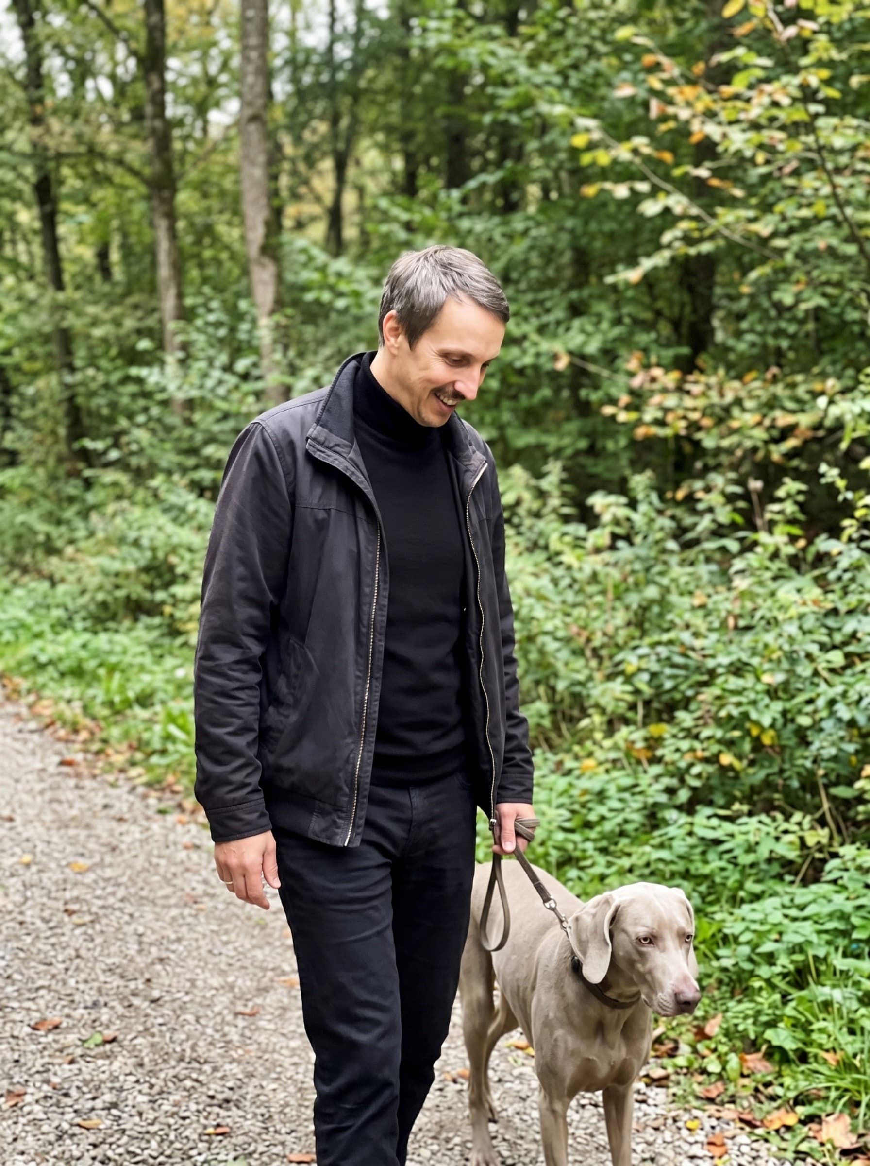 Christian beim Spaziergang mit einem Hund im Wald
